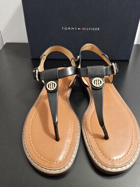 NIB Tommy Hilfiger Women's Bennia Flat Thong Sandals Size 10M